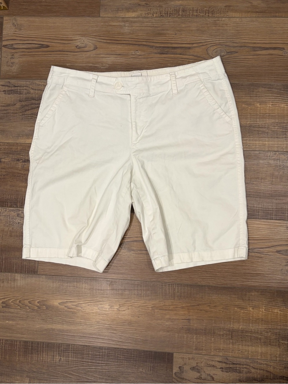 St. John's Bay White Chino‎ Bermuda Shorts women’s 16